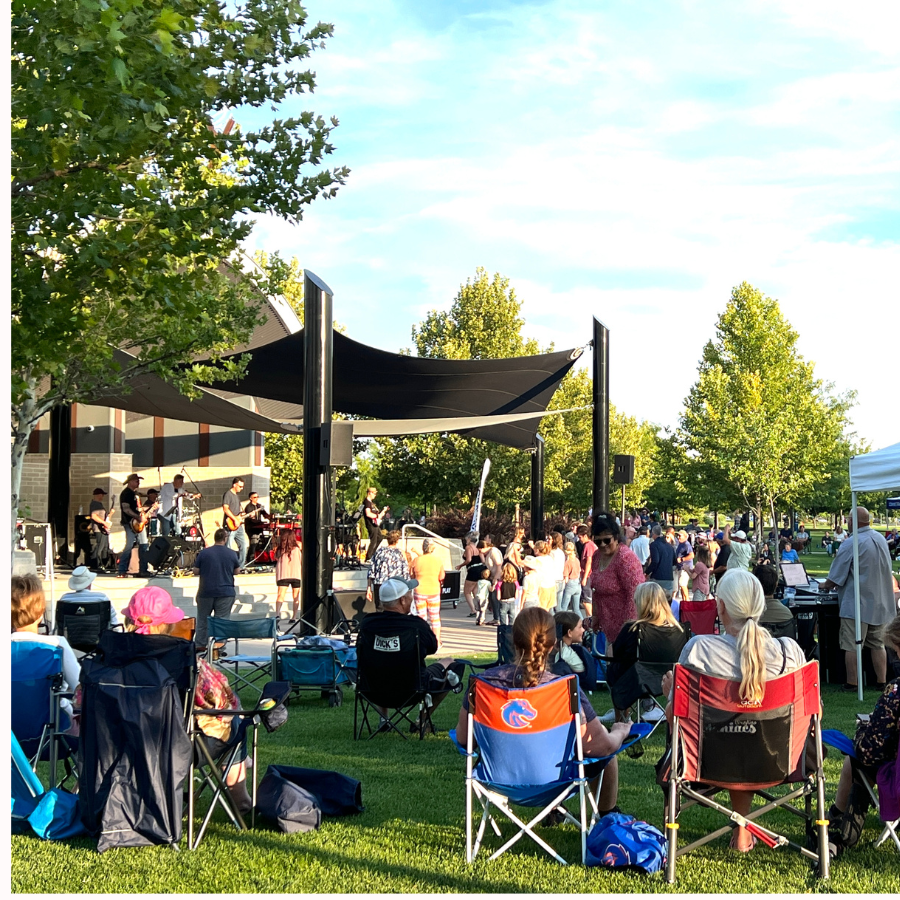 Large crowd at a concert at Kleiner park bandshell